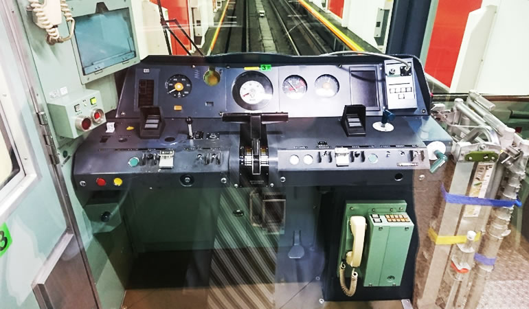 丸ノ内線の運転席